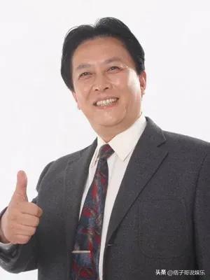 唐国强简介个人简历(七十岁唐国强现身米国机场,小他十二岁妻子后边跟随,说明了什么)