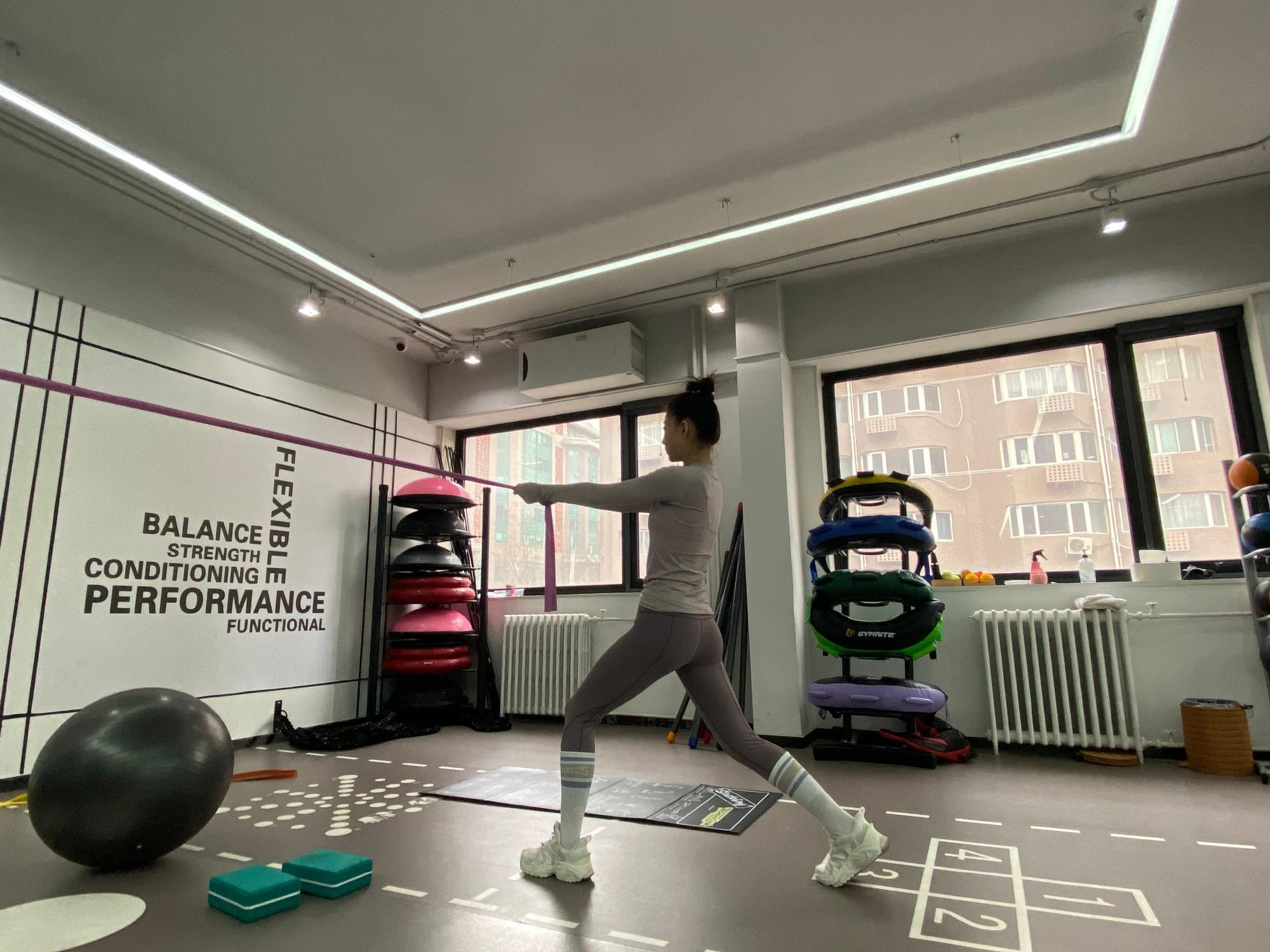 逆生长!42岁殷桃挑战性感比基尼,身材火辣与教练互动亲密引热议