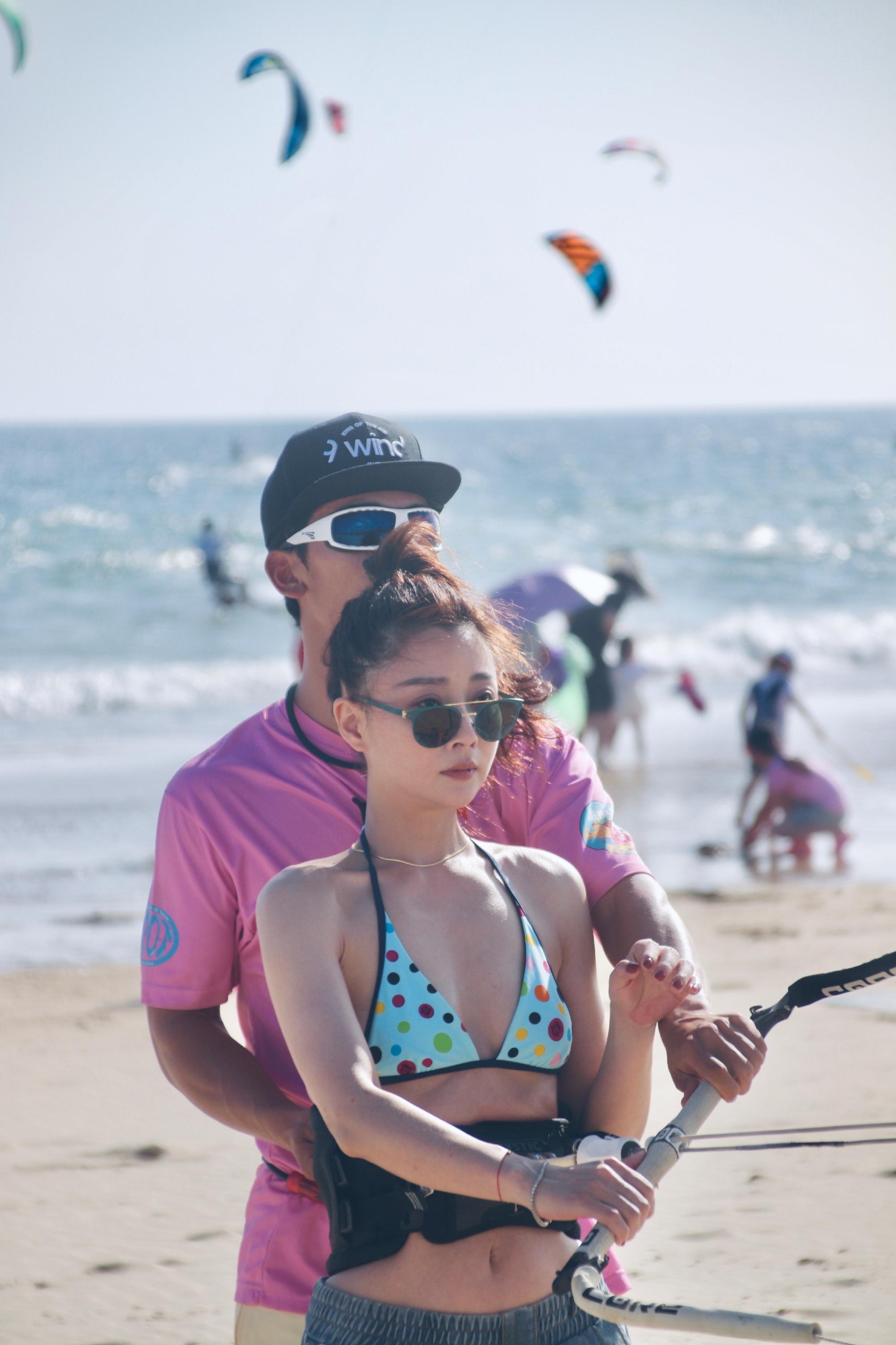 逆生长!42岁殷桃挑战性感比基尼,身材火辣与教练互动亲密引热议