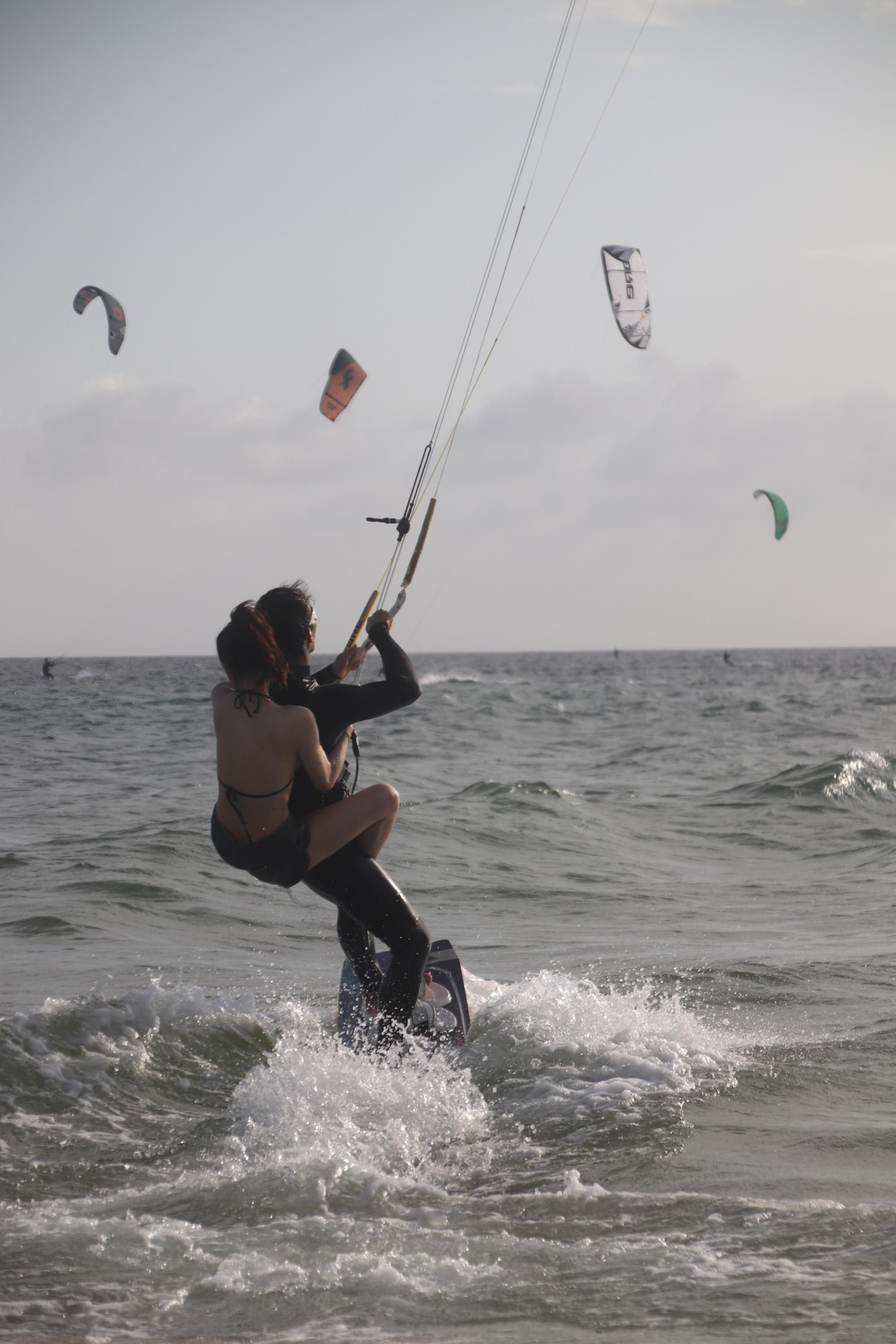 逆生长!42岁殷桃挑战性感比基尼,身材火辣与教练互动亲密引热议