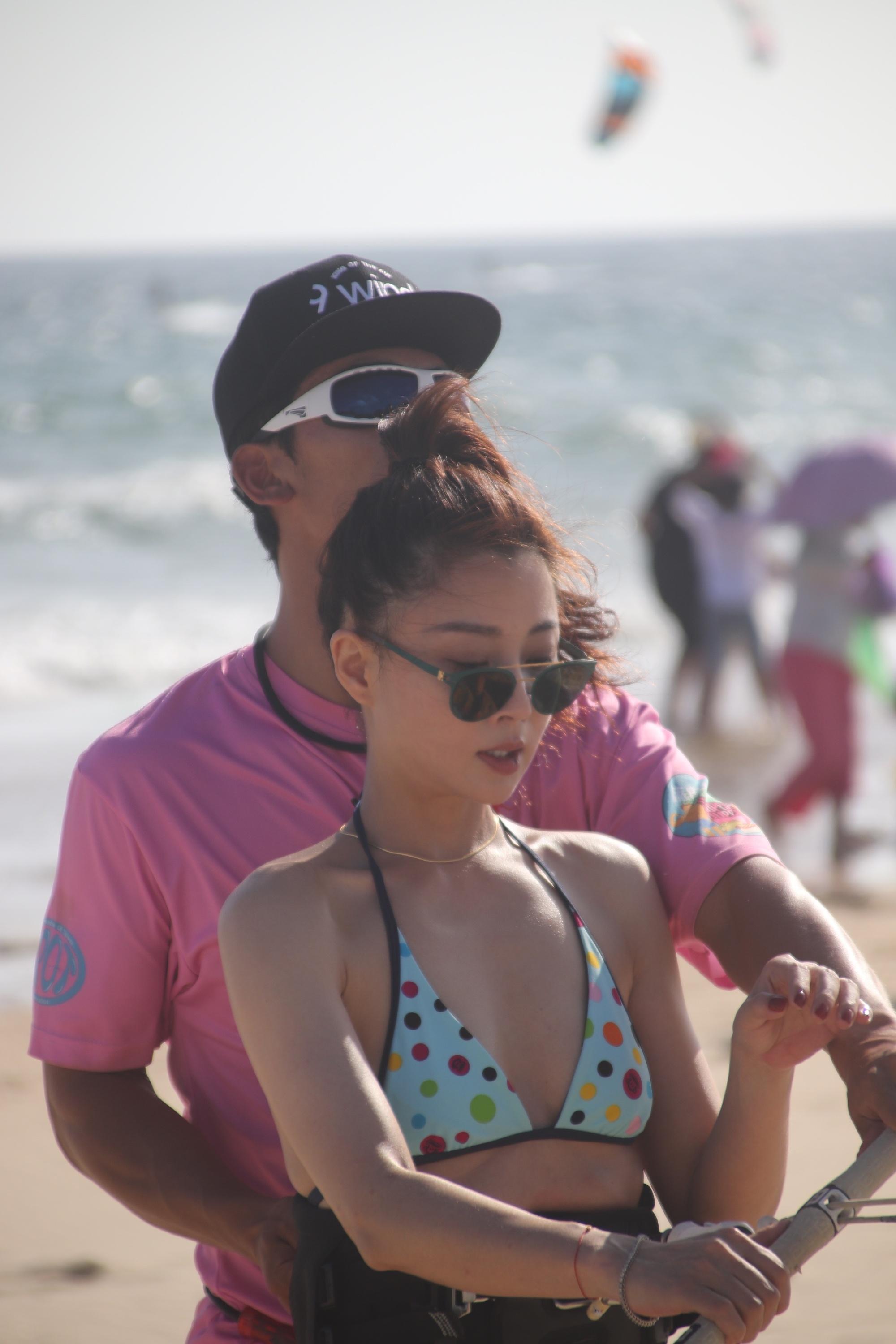 逆生长!42岁殷桃挑战性感比基尼,身材火辣与教练互动亲密引热议