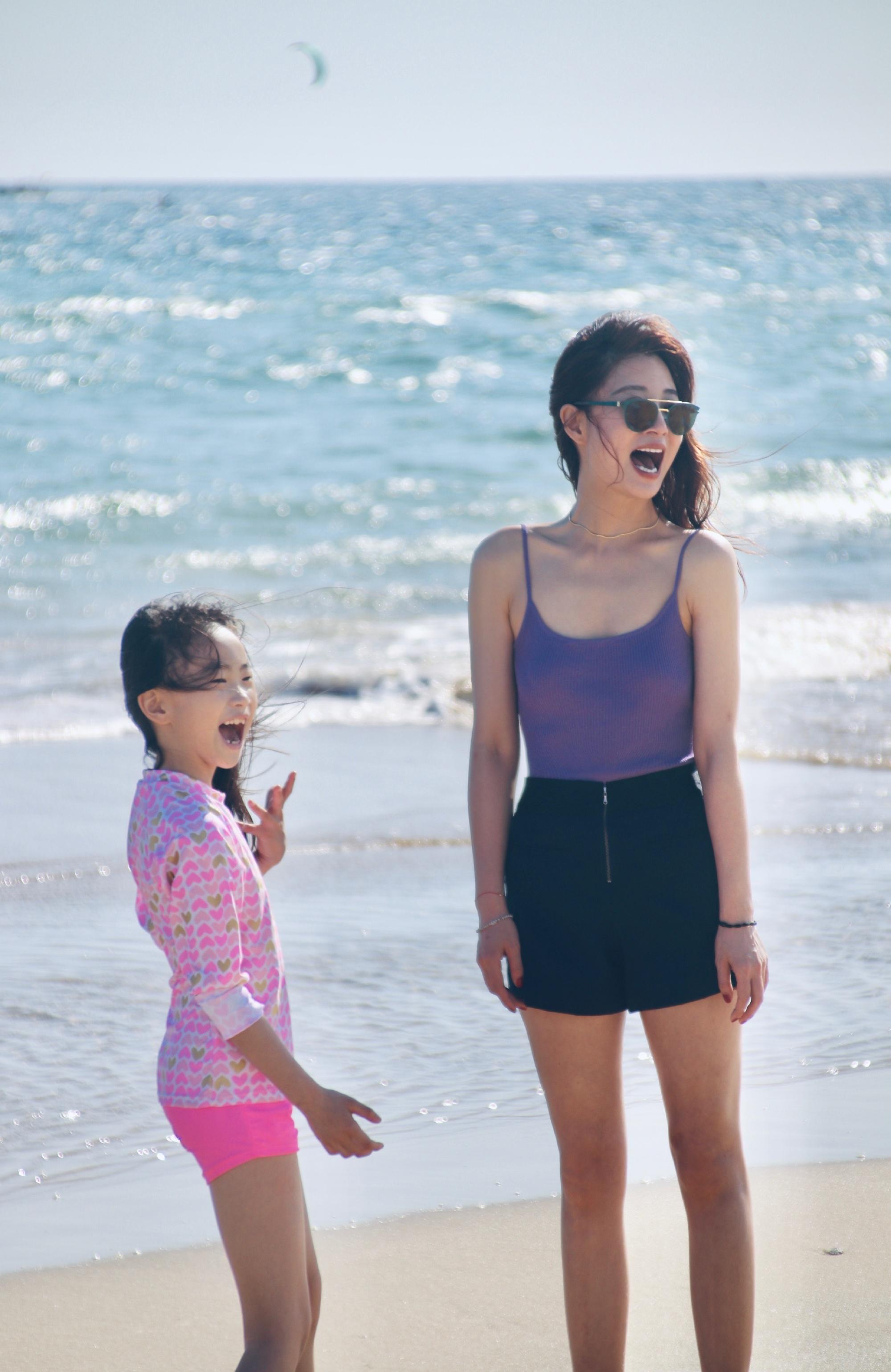 逆生长!42岁殷桃挑战性感比基尼,身材火辣与教练互动亲密引热议