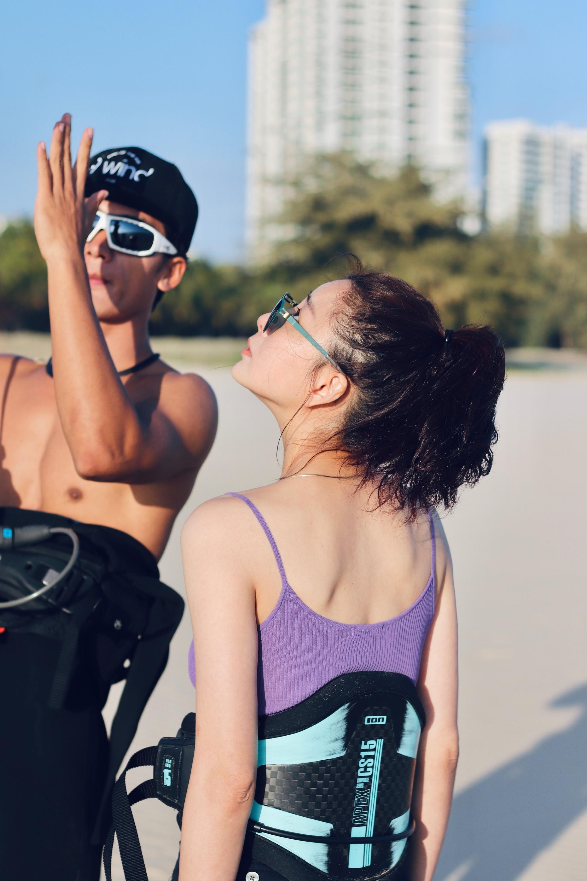 逆生长!42岁殷桃挑战性感比基尼,身材火辣与教练互动亲密引热议