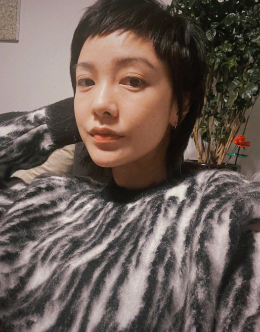 郭采洁自曝去年生病，疑似旧病复发，康复后与病时照片对比明显