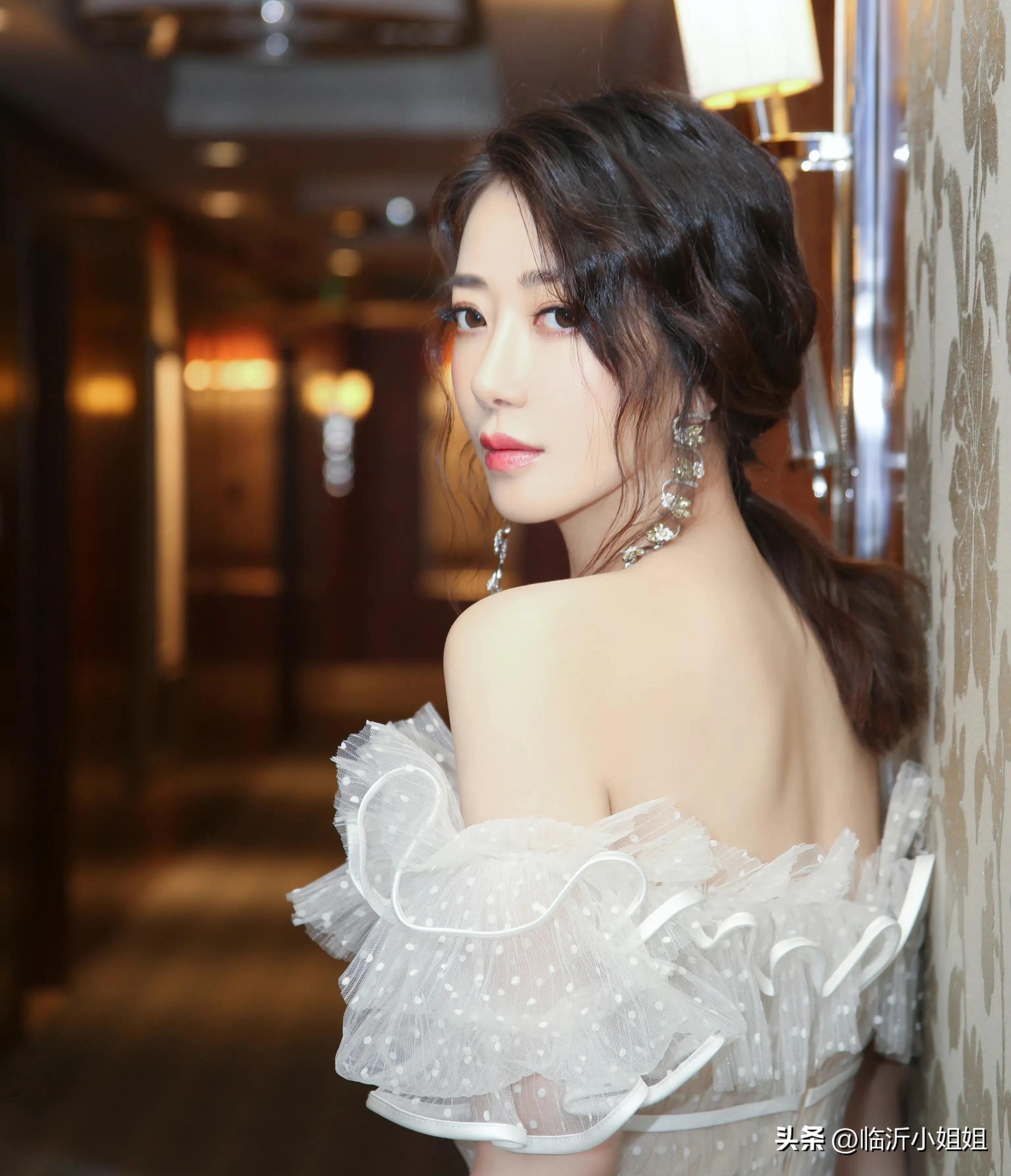 优雅又高贵的不老女神陈紫函，气质靓丽清冷，让人心动