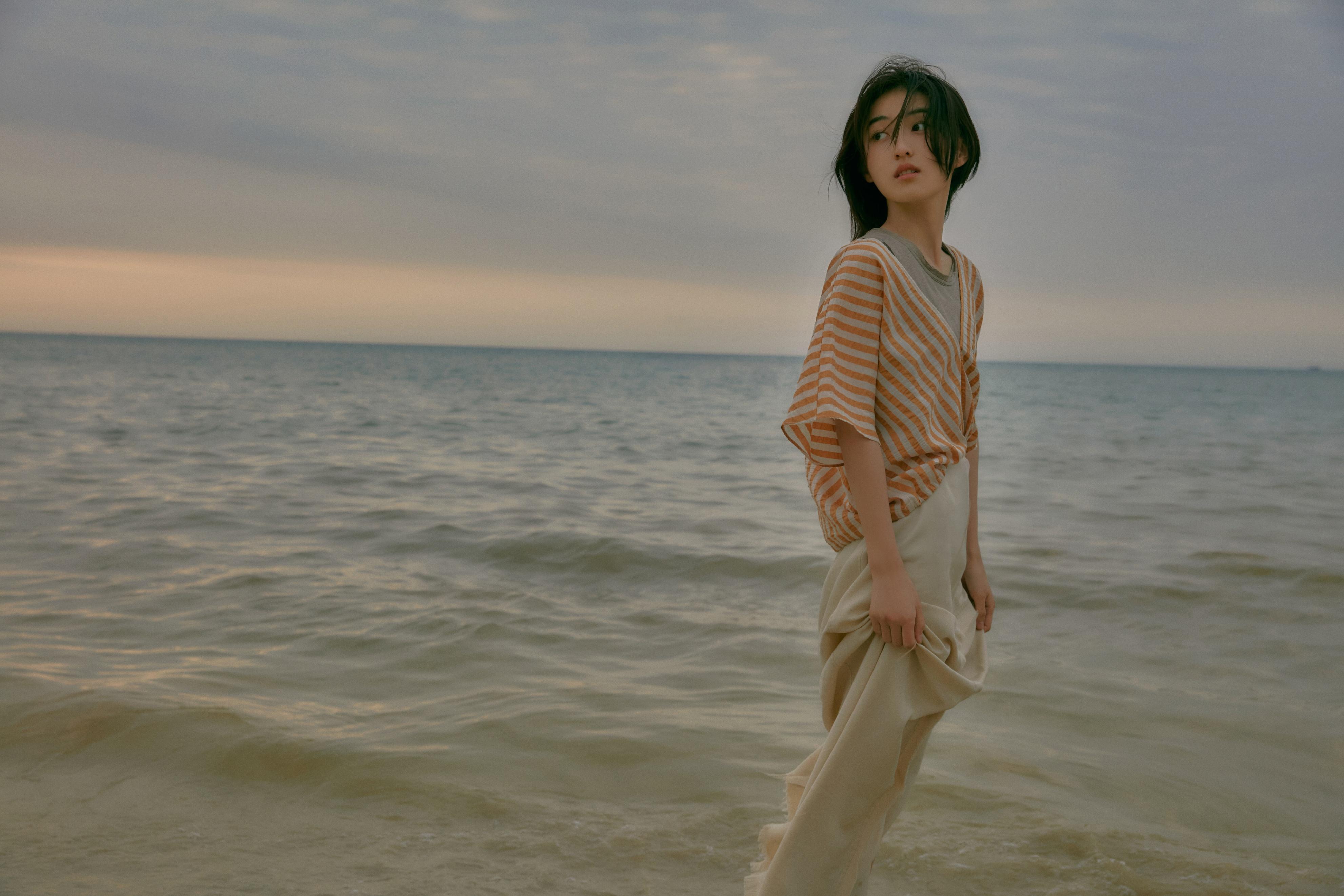 《向往6》张子枫日落写真释出 浪漫氛围引人期待