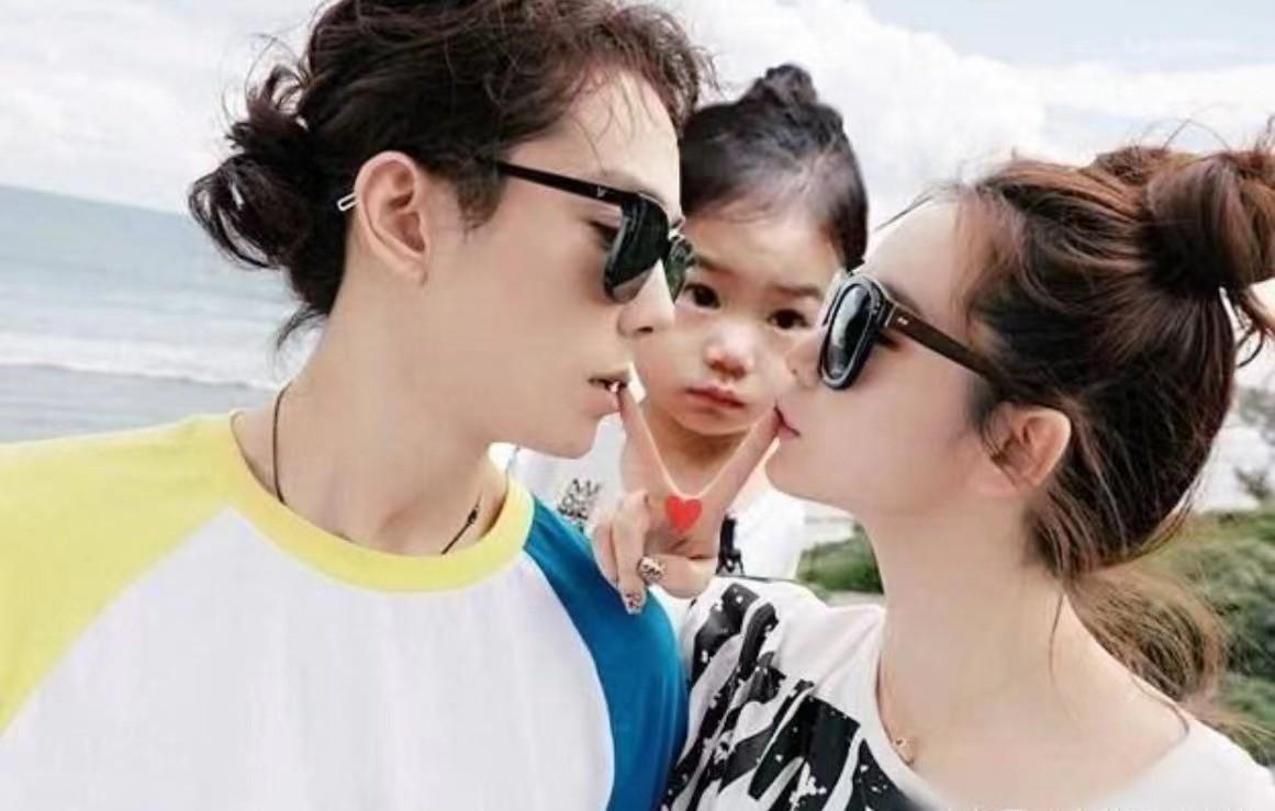 戚薇李承铉夫妻甜蜜互动,戚薇穿露肩性感短裙,舞台接吻观众尖叫