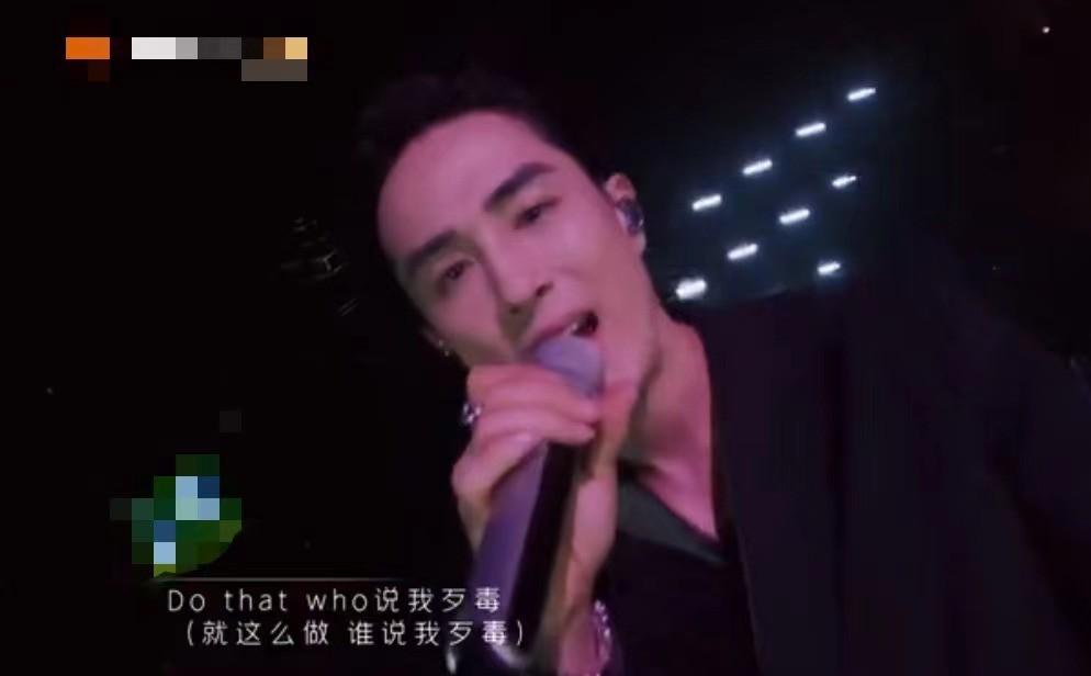 戚薇李承铉夫妻甜蜜互动,戚薇穿露肩性感短裙,舞台接吻观众尖叫