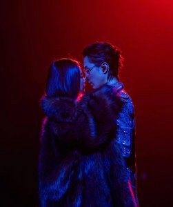 ​戚薇李承铉夫妻甜蜜互动，戚薇穿露肩性感短裙，舞台接吻观众尖叫