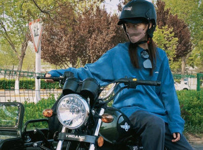 ​张小斐晒机车照，风格又美又飒，网友纷纷表示想上车