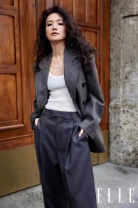 ​舒淇妆容清淡颜值在线 着灰色西装气场拉满