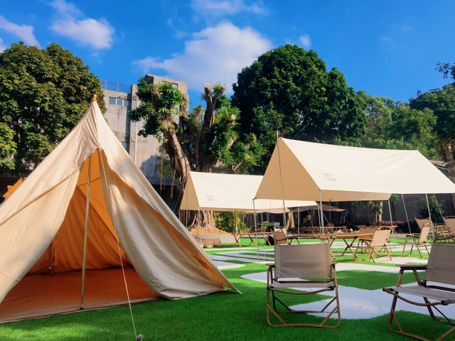 3、看露营地周边环境，现在很多帐篷露营地附近会设有收费广场或者道路指引等。