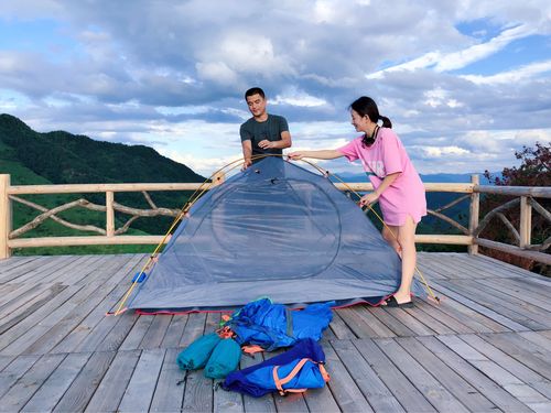1、看露营场地的环境，现在天气越来越热，很多人选择露营时就会选择野外搭建帐篷，而汽车在野外停留时，汽车和帐篷之间的距离也是需要注意的。