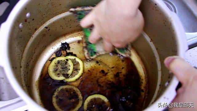 怎样清洗烧焦了的锅（锅底烧糊的黑垢怎么去除）
