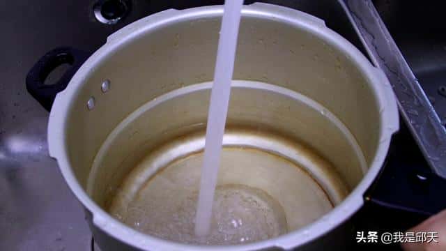 怎样清洗烧焦了的锅（锅底烧糊的黑垢怎么去除）