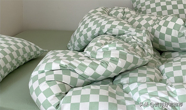 新买四件套不洗就睡了(被套刚买来急着睡可以不洗吗)