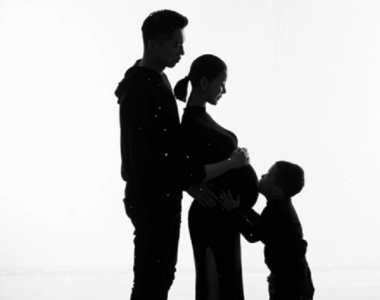 ​晒二胎孕肚美照，高调和老公秀幸福的李小萌生了，历经3小时顺产