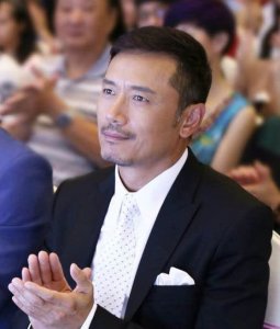 ​男人味十足的10位帅哥男星，个个儒雅帅气，你最喜欢谁？