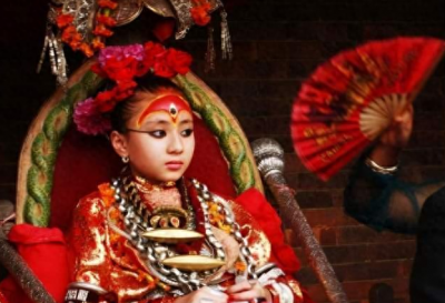 ​尼泊尔“活女神”双脚不能沾地，初潮就退位，无人敢娶