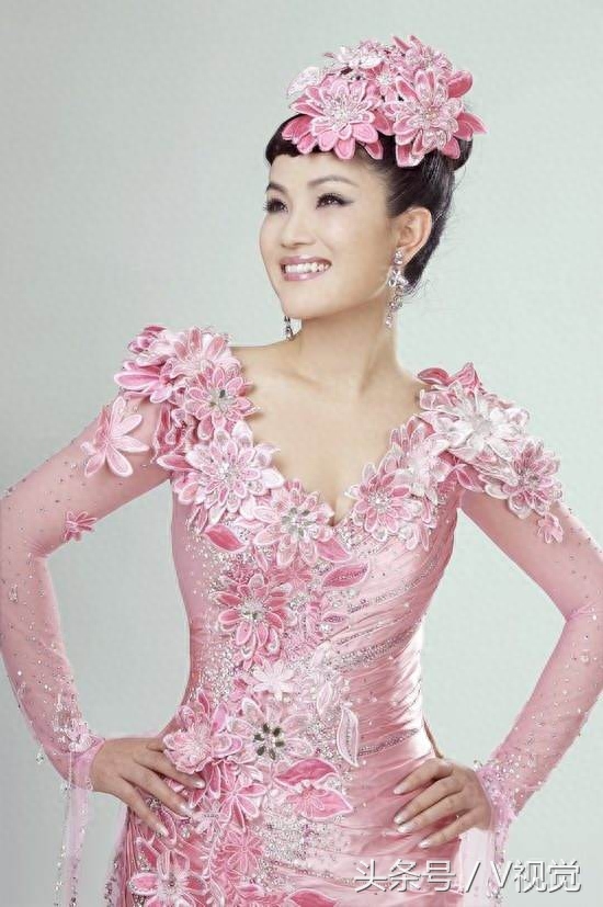 易秒英,湖南瑶族人,中国人民解放军空政文工团独唱女演员