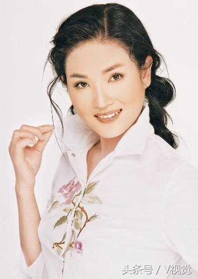 易秒英,湖南瑶族人,中国人民解放军空政文工团独唱女演员