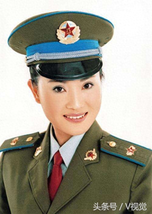 易秒英,湖南瑶族人,中国人民解放军空政文工团独唱女演员