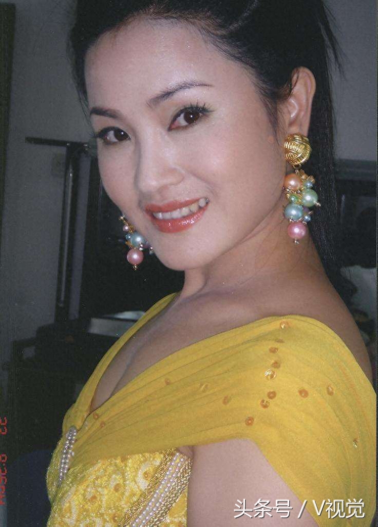 易秒英,湖南瑶族人,中国人民解放军空政文工团独唱女演员