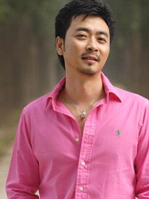 出道二十年被赞千面演员,因一躺成名,撞脸多位男星