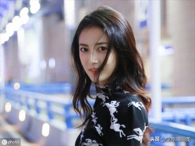 ​唐嫣工作室首批签约演员，她气质妩媚秀大长腿，热情和粉丝打招呼