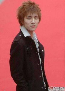 ​薛之谦整容前像郭敬明，网爆其开眼角割双眼皮隆鼻