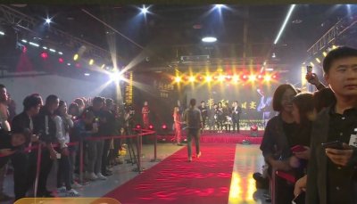 ​流浪原唱半阳生日宴，众多网红来祝福，半阳身高被暴露