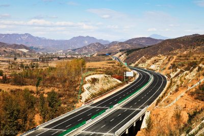 ​强化对接京津，河北开建3条高速，1条以隧道形式连接北京G109新线