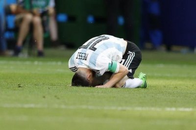 ​世界杯最悲壮的夜晚！梅西跪在地上不肯离去，C罗一举动震惊全场