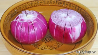 ​圆葱怎么做好吃？教你一招，出锅连汤汁都不剩，太香了