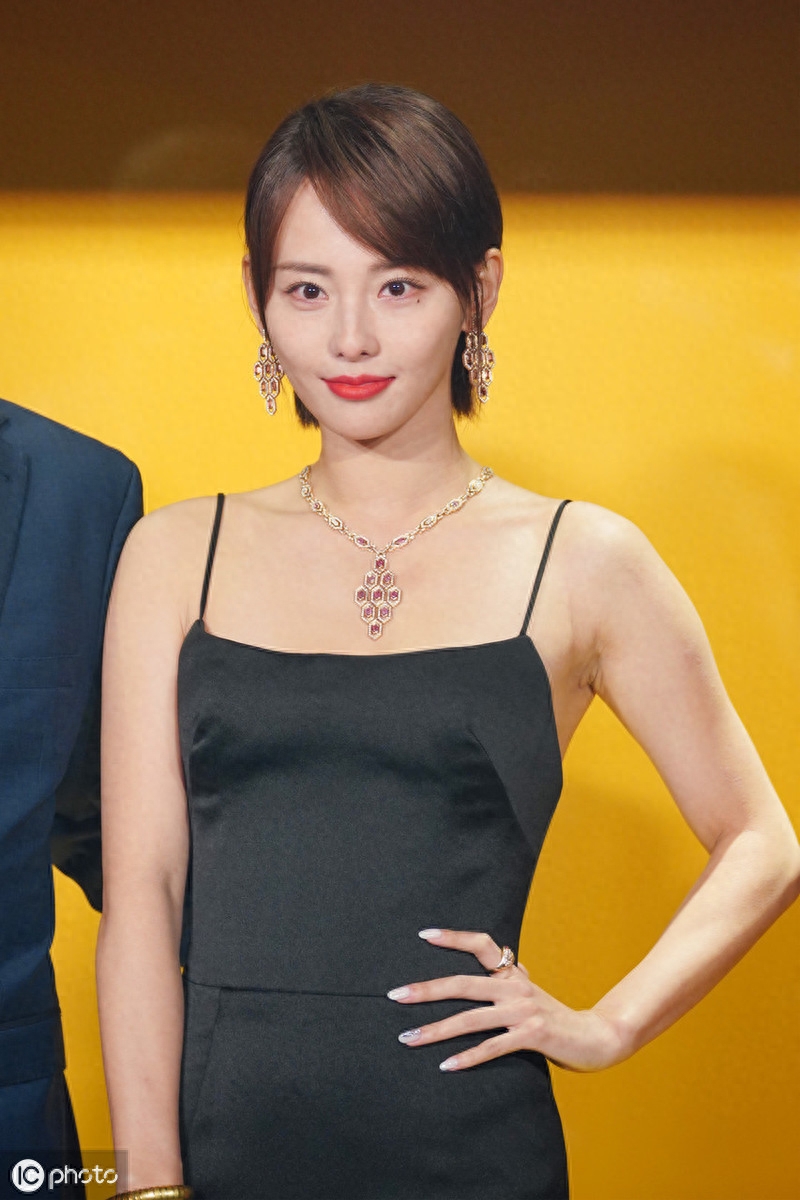 张嘉倪与相差5岁祝绪丹黑衣比美,生完两个孩子和未婚身材差不多