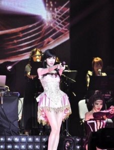 ​周慧敏的腿(健身房里大秀美腿，少女感十足)