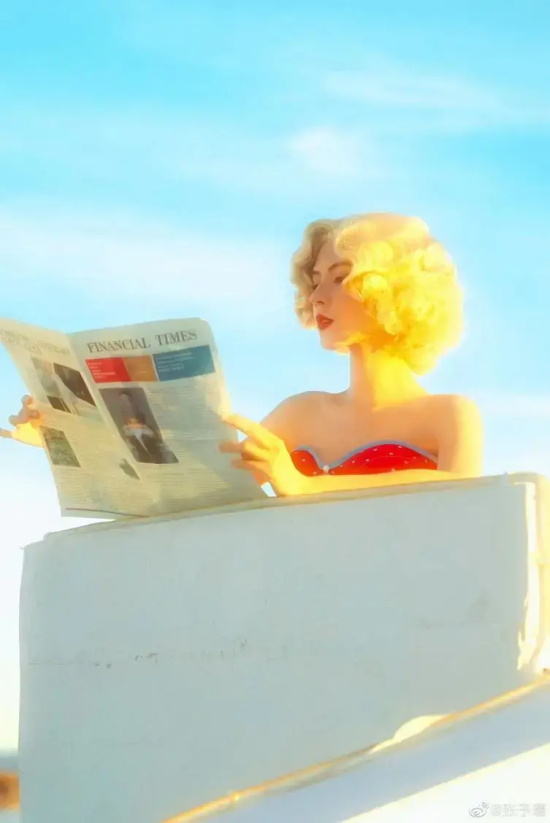 张予曦晒照cos梦露深V写真秀事业线，金发红唇美艳动人