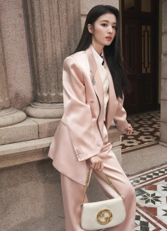 王楚然粉色西装写真,优雅复古与现代完美结合。