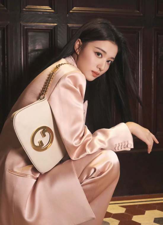 王楚然粉色西装写真,优雅复古与现代完美结合。