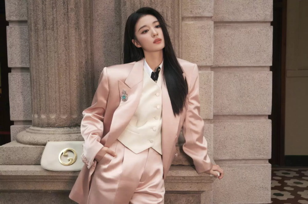 王楚然粉色西装写真,优雅复古与现代完美结合。