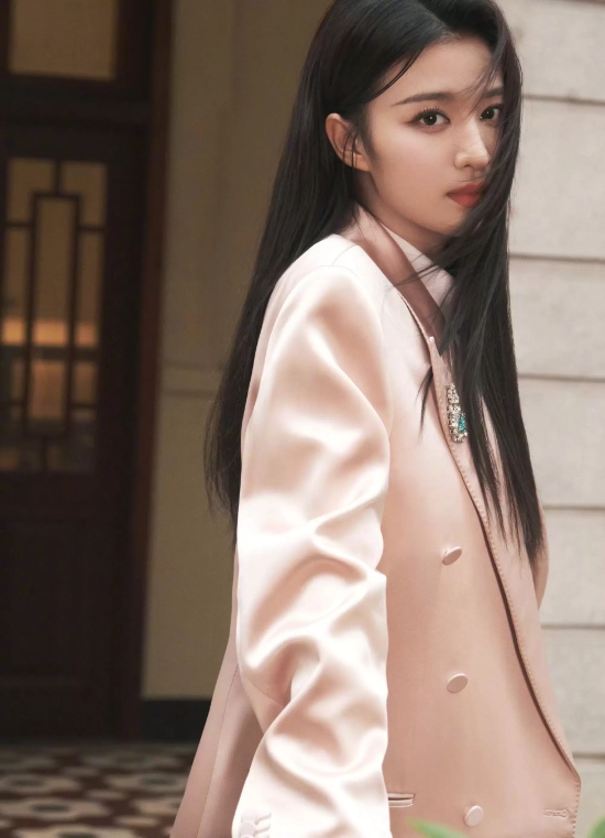 王楚然粉色西装写真,优雅复古与现代完美结合。