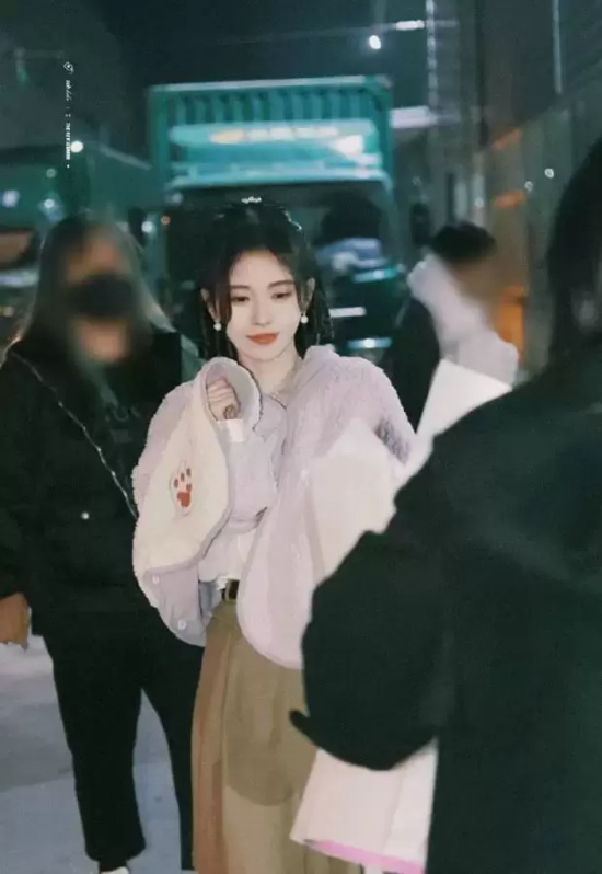 鞠婧祎新剧杀青咯,小鞠手捧鲜花挥手超可爱