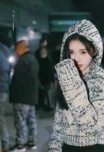 ​鞠婧祎新剧杀青咯，小鞠手捧鲜花挥手超可爱