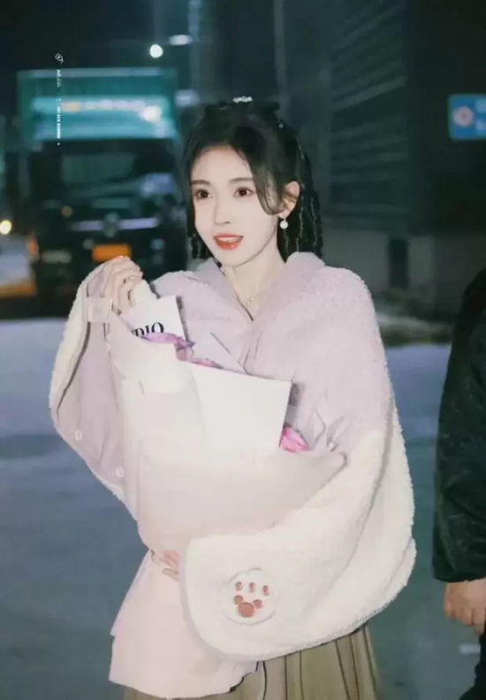 鞠婧祎新剧杀青咯,小鞠手捧鲜花挥手超可爱