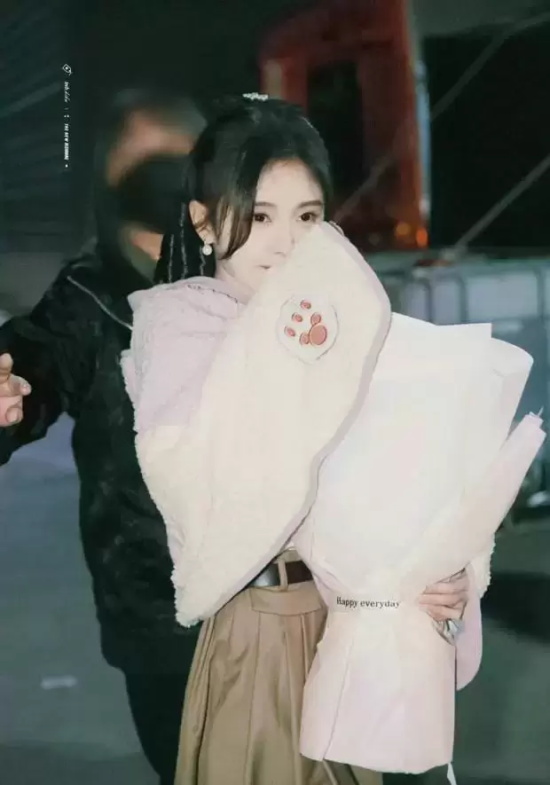 鞠婧祎新剧杀青咯,小鞠手捧鲜花挥手超可爱