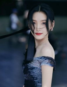 ​章若楠一字肩礼服写真，裙子镶满亮片惹眼又霸气