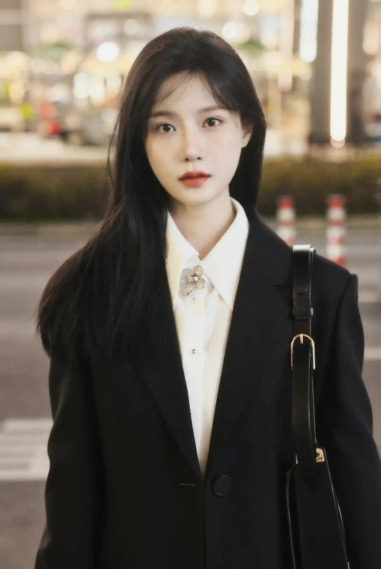 陈意涵身穿黑色西装街头写真合集