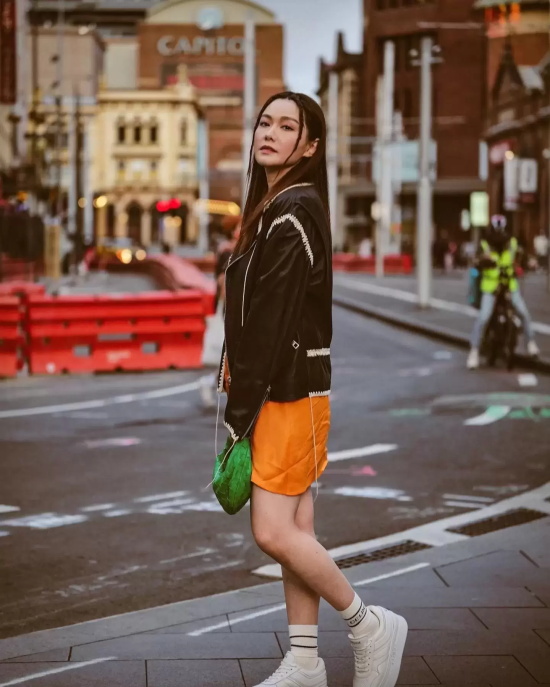 香港小姐汤洛雯澳洲写真，扎着高麻花辫宛如公主