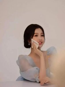 ​虞书欣花园浪漫写真，身穿蓝色短裙轻嗅鲜花超温柔