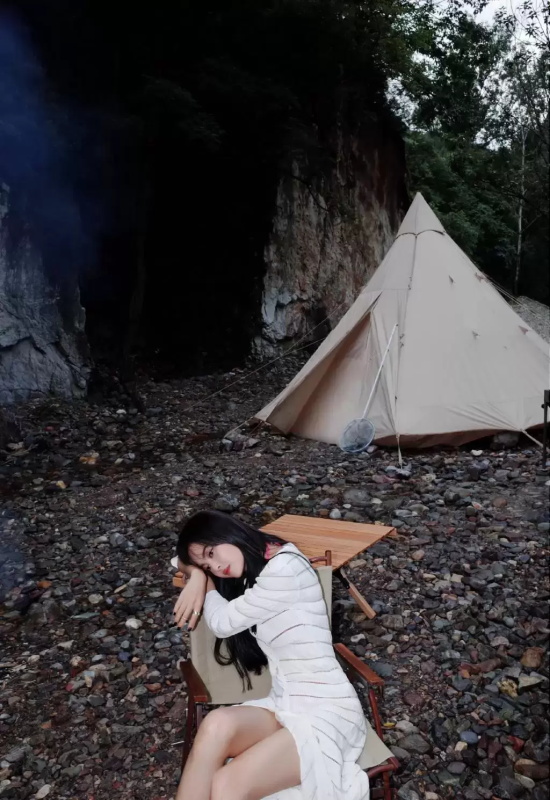 辛芷蕾荒野篝火写真大片,桃色唇性感迷人